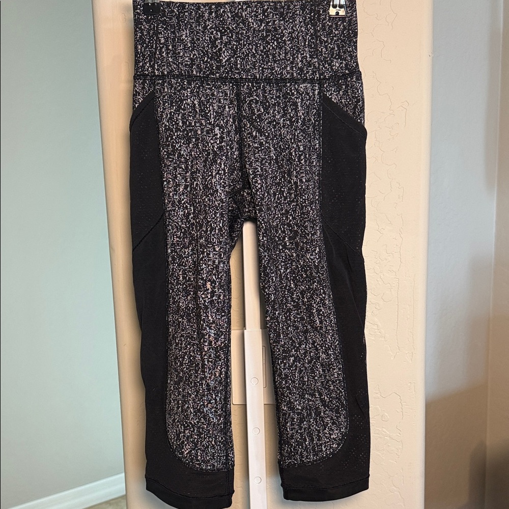LULULEMON RUNNING/TRAINING LEGGING KNEE-LENGTH SZ 4